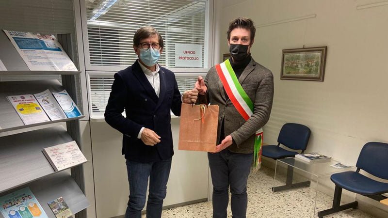 Questa immagine ha l'attributo alt vuoto; il nome del file è Revine-donazionetablet-21032021.jpg