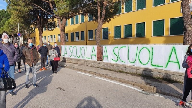 Questa immagine ha l'attributo alt vuoto; il nome del file è Scuola-1-2.jpg