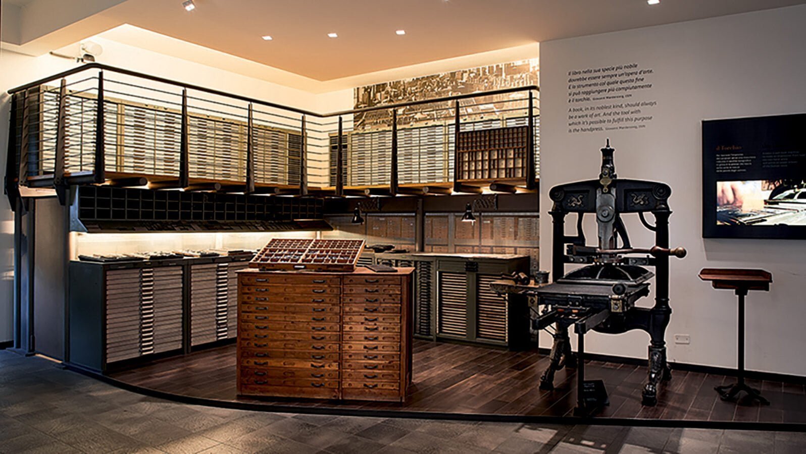 Un vecchio torchio all'interno della Tipografia Italiana di Cornuda