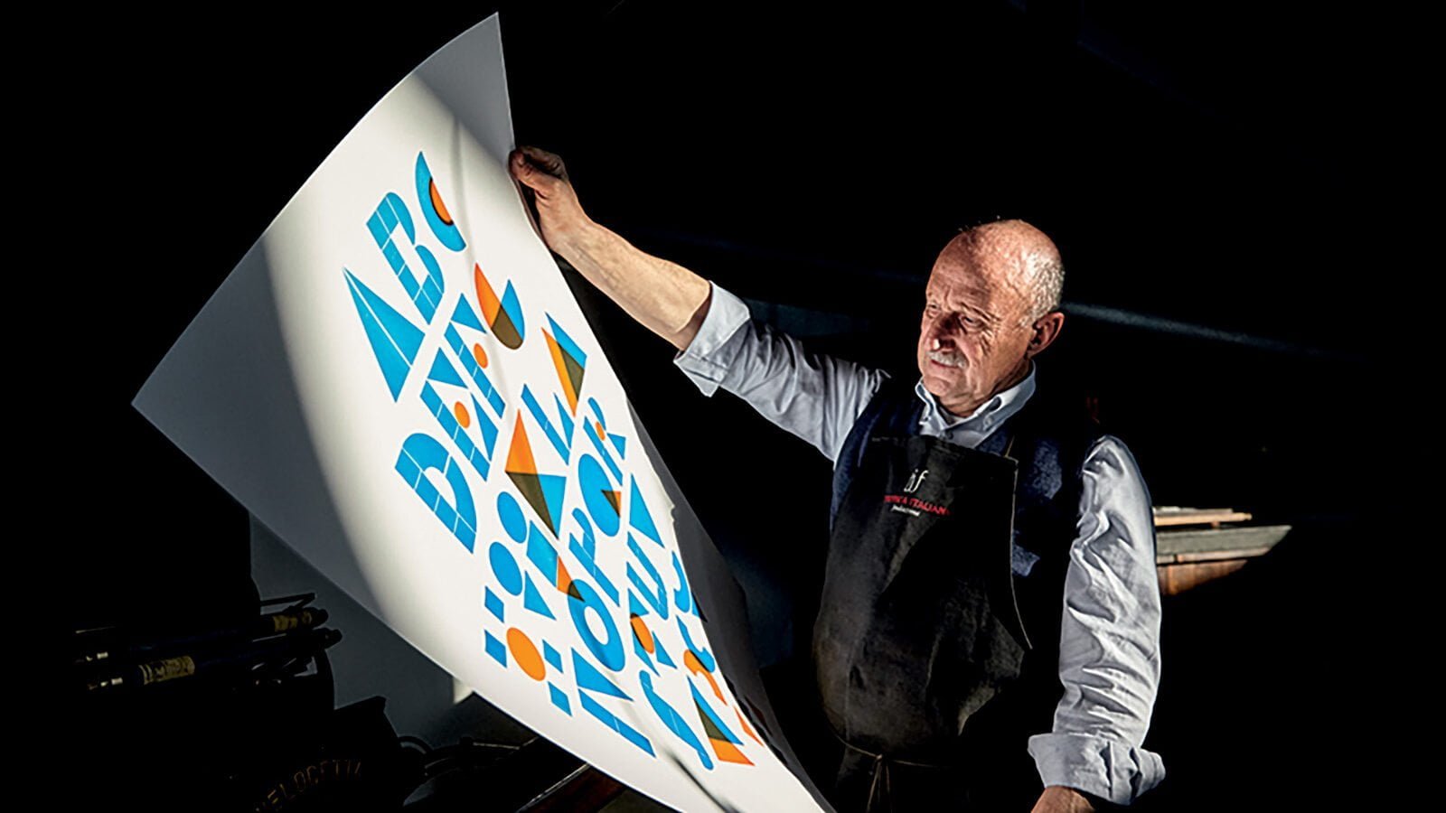 Silvio Antiga mentre guarda dei font alla Tipoteca Italiana