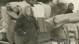 Un esule con il tricolore durante l'esodo giuliano-dalmata