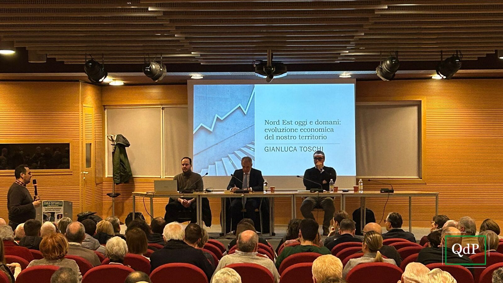 L'auditorium della biblioteca di Montebelluna gremito