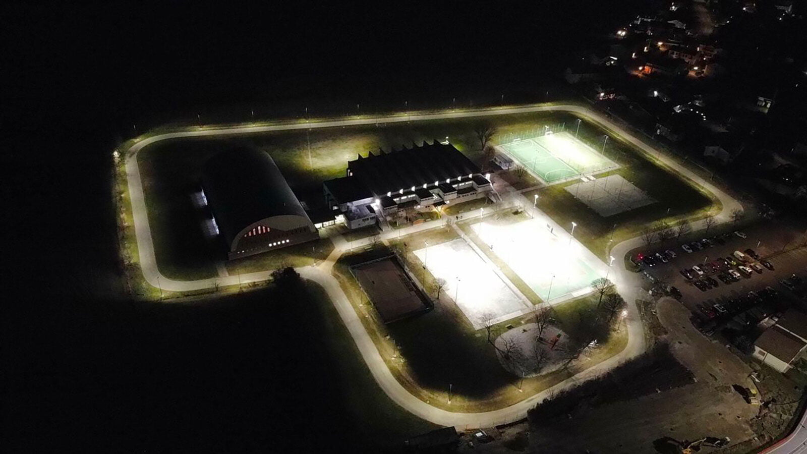 Una vista aerea della cittadella sportiva con l’anello ciclopedonale illuminato