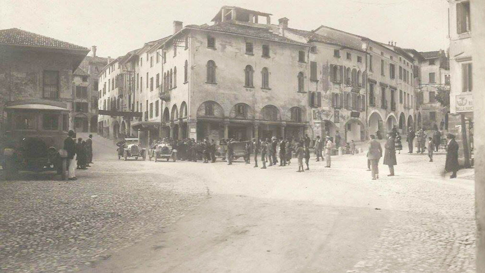 il passaggio della gara nel centro storico di Asolo