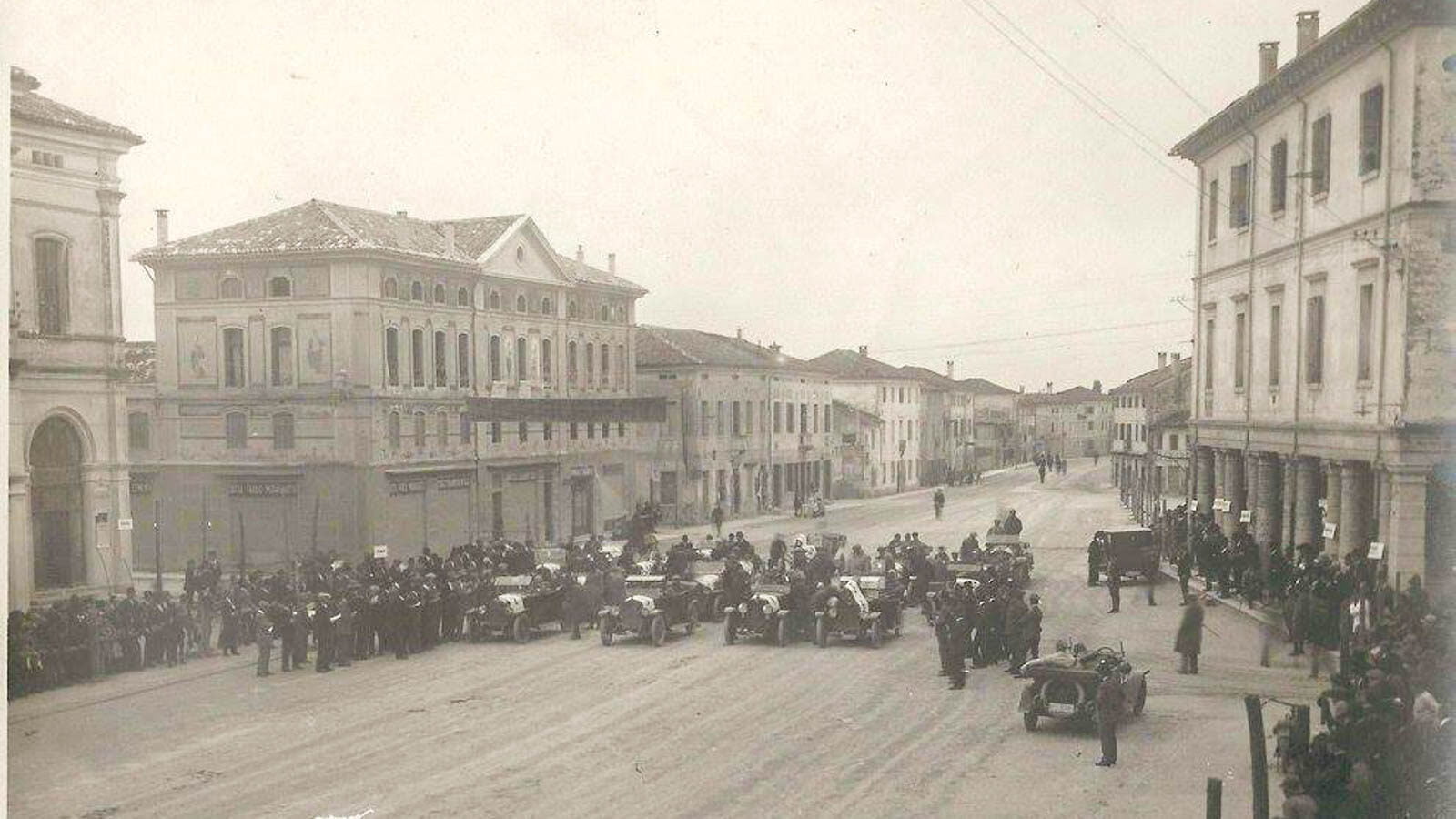 la partenza della gara nel centro di Montebelluna 