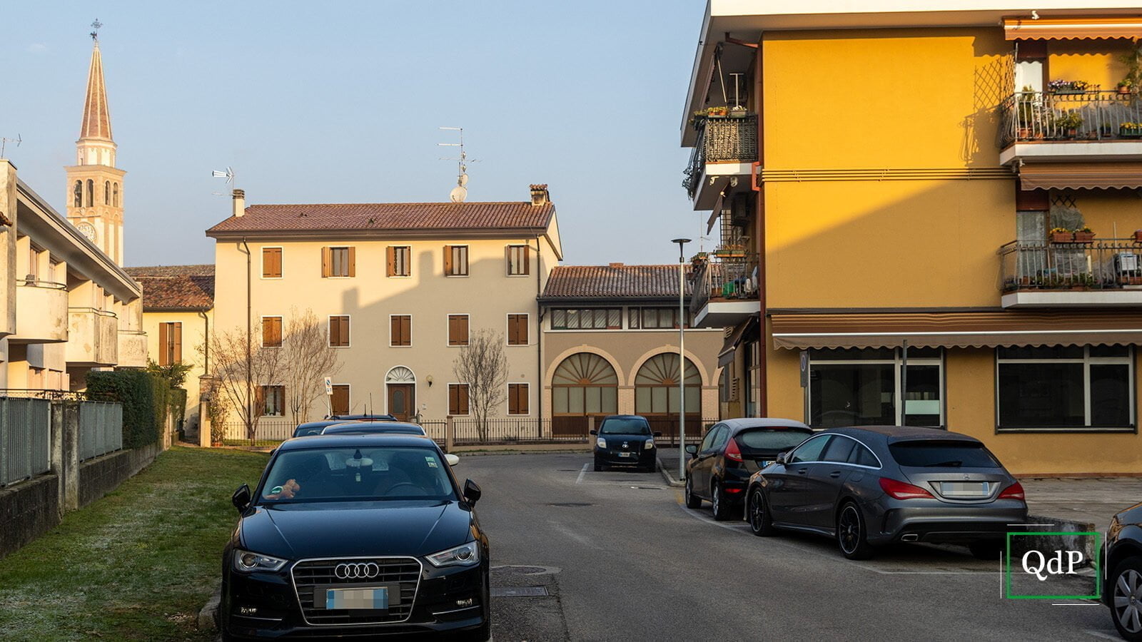 Auto parcheggiate in via Ugo La Malfa