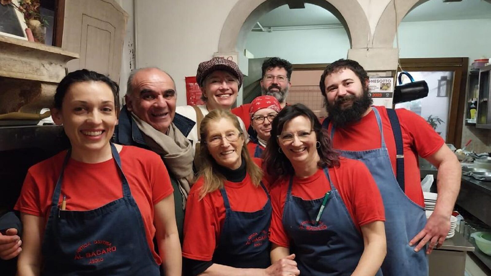 Emma Thompson con lo staff dell'Osteria Al Bacaro