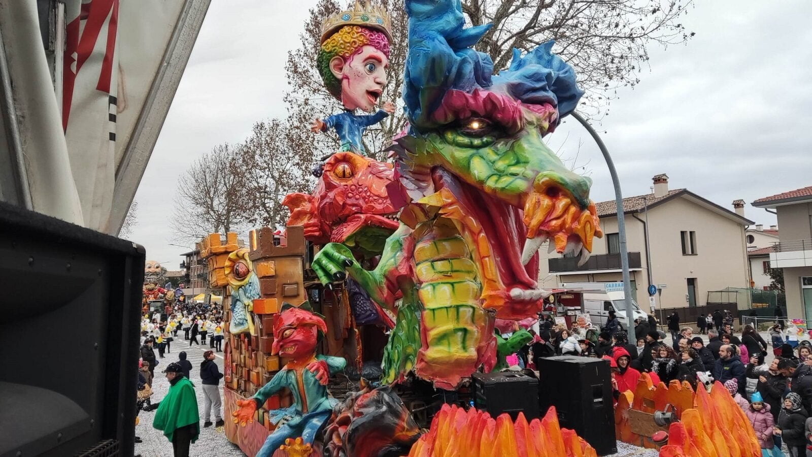 La sfilata dei carri mascherati al carnevale asolano