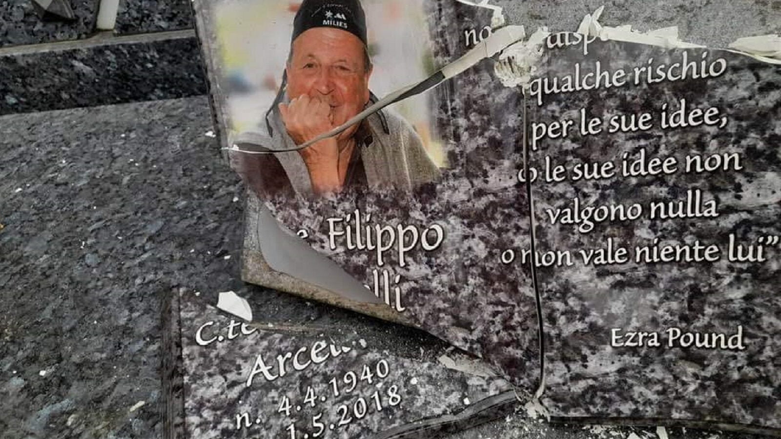 La lapide di Filippo Arcelli frantumata