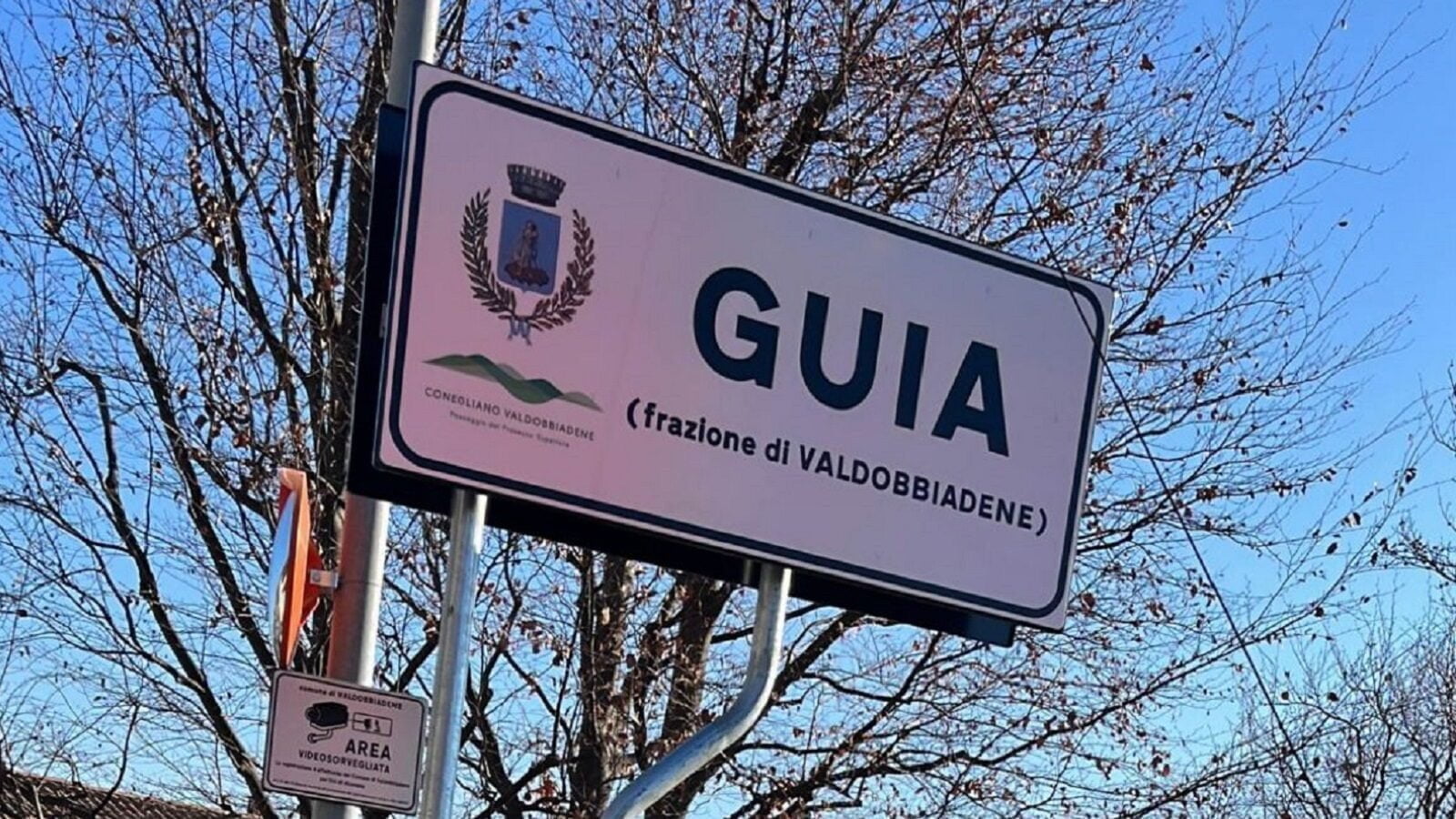 Il nuovo cartello stradale a Guia