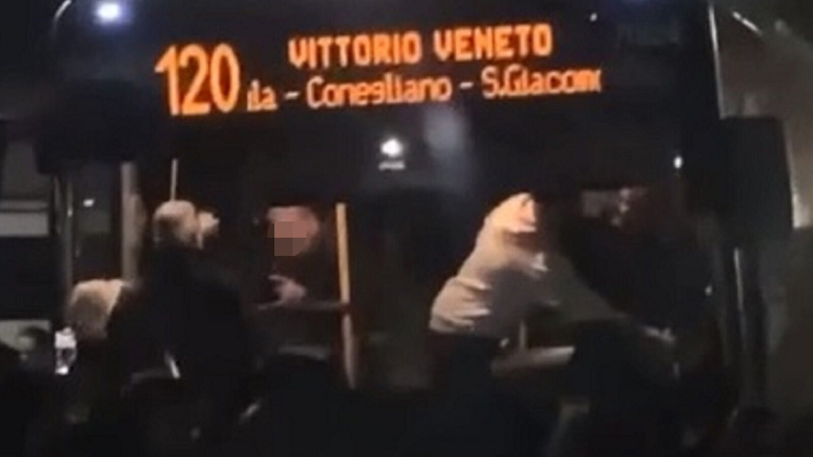 Un fermo immagine dell'aggressione all'autista Mom