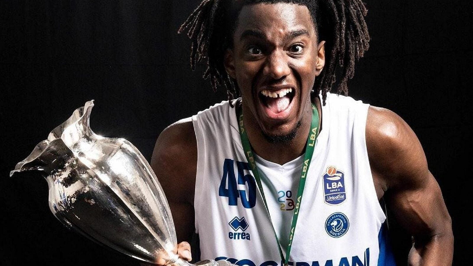 Il montebellunese Nicola Akele con la Coppa Italia