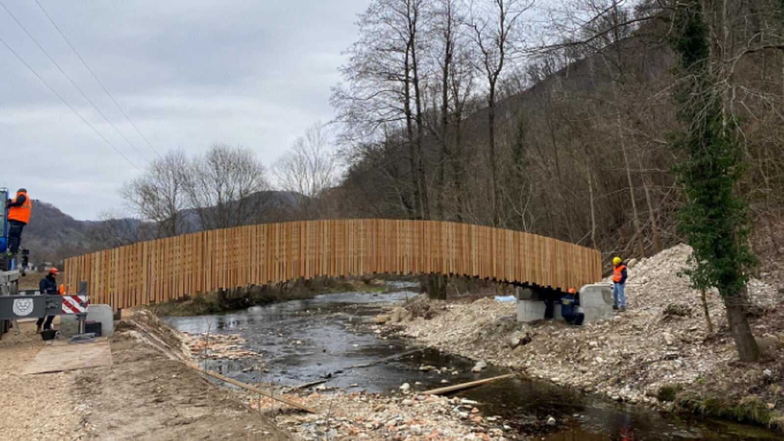 La posa del ponte sul fiume Campea