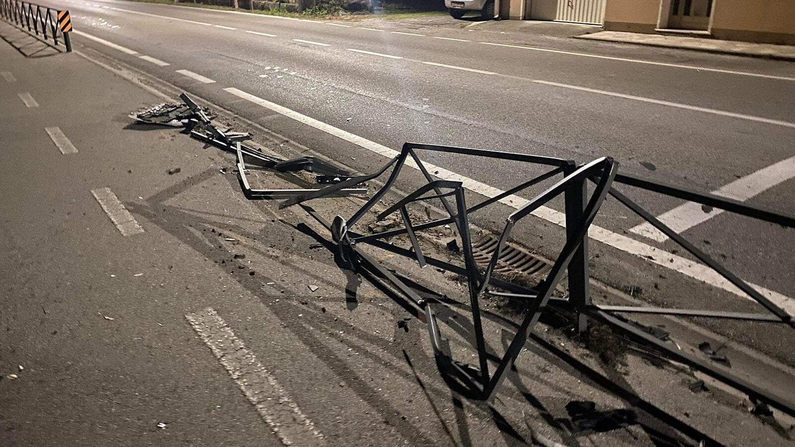 La recinzione della pista ciclabile abbattuta