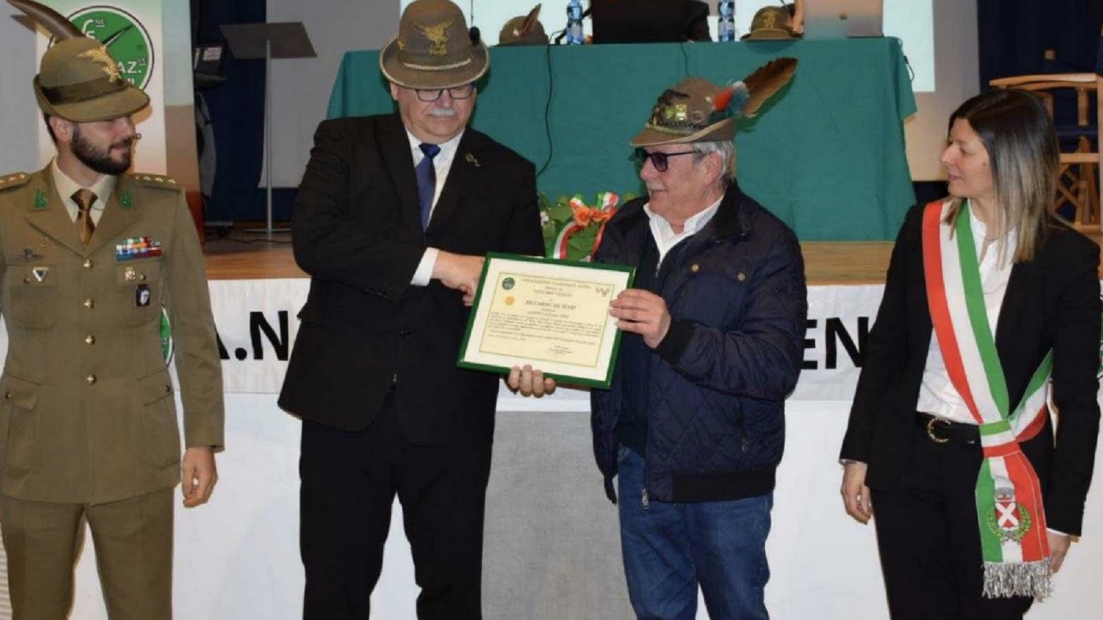 Il sindaco di Cison di Valmarino Cristina Da Soller, il presidente Sezionale Francesco Introvigne, il capitano Matteo Lorenzon con Riccardo De Mari alpino dell'anno 2022