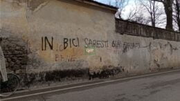 Un altro messaggio "ecologista" spunta sui muri della città