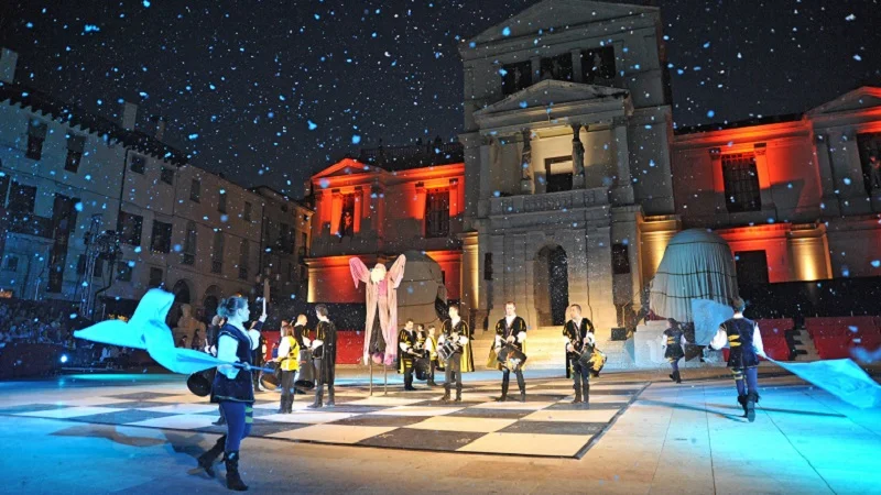 Dopo tre anni di stop torna lo spettacolo della Dama vivente