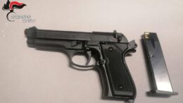 La riproduzione della pistola utilizzata durante le rapine
