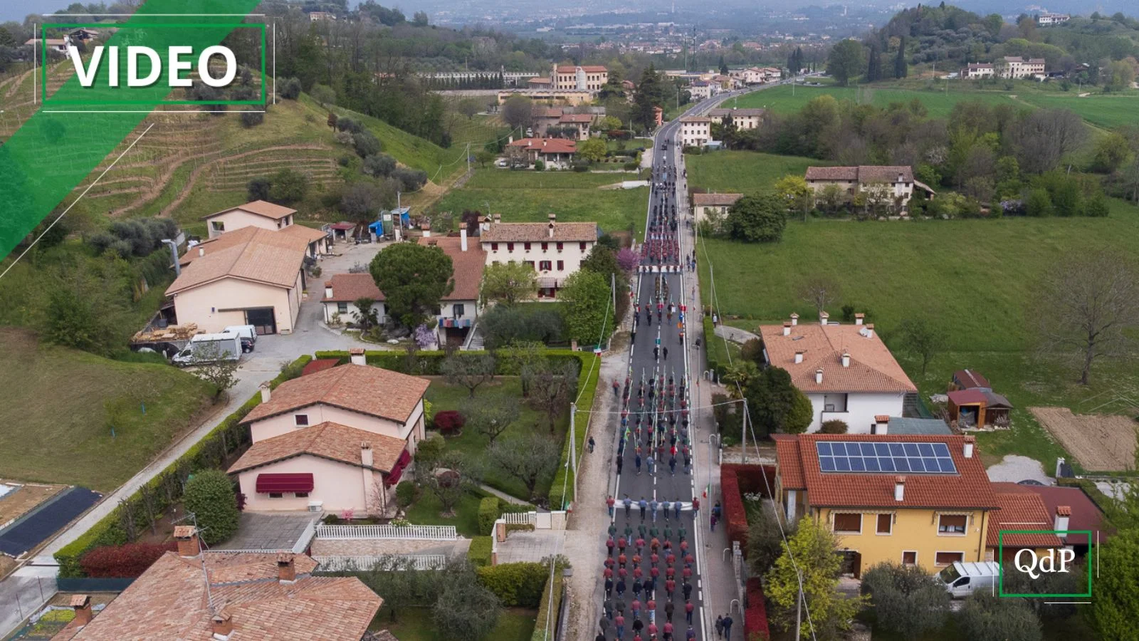 Grande giorno per gli Alpini di Fonte, un secolo di amicizia: il corteo colora la strada che unisce le due frazioni