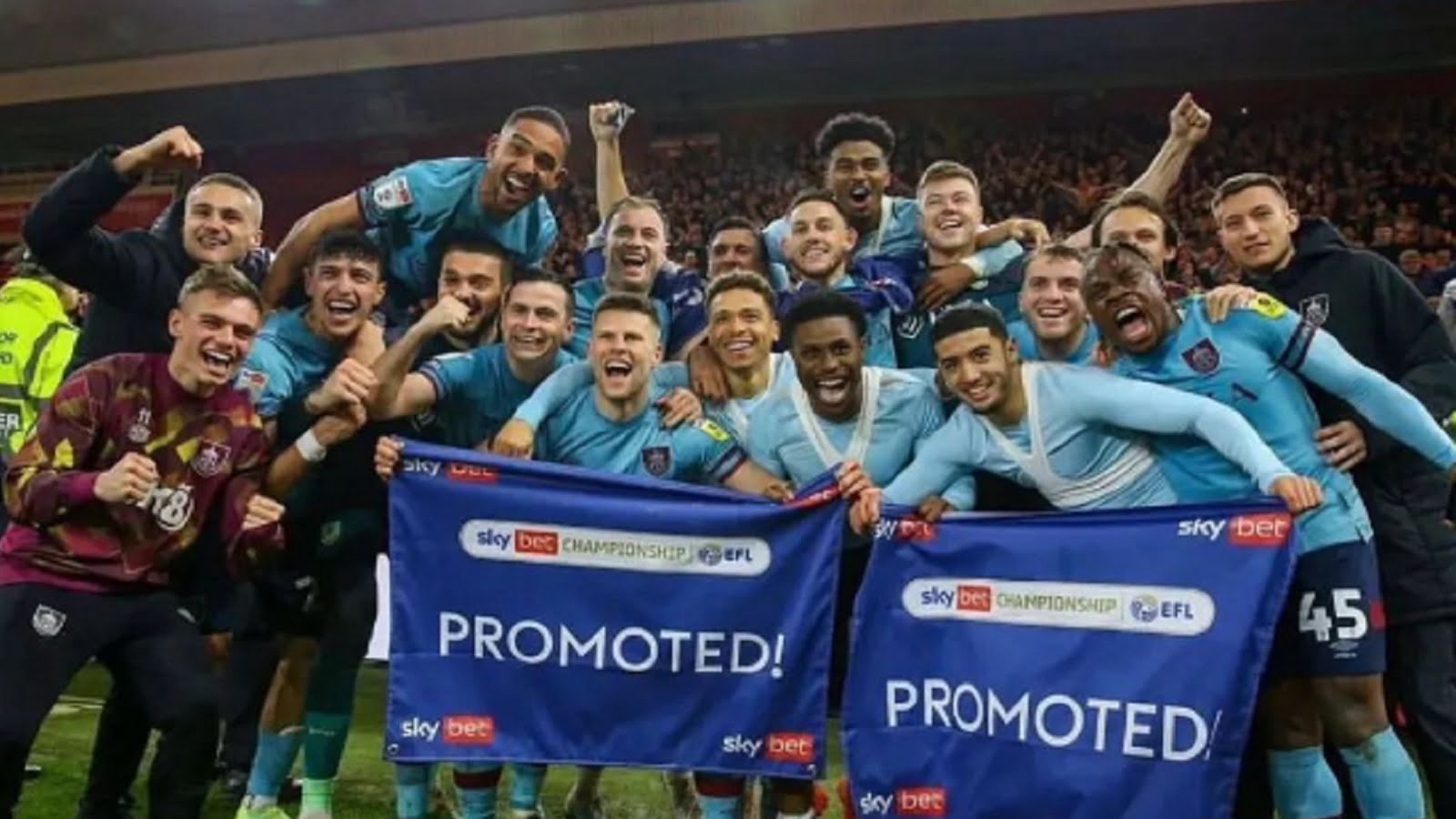Il Burnley di Denis Franchi (primo da destra) festeggia la promozione in Premier League