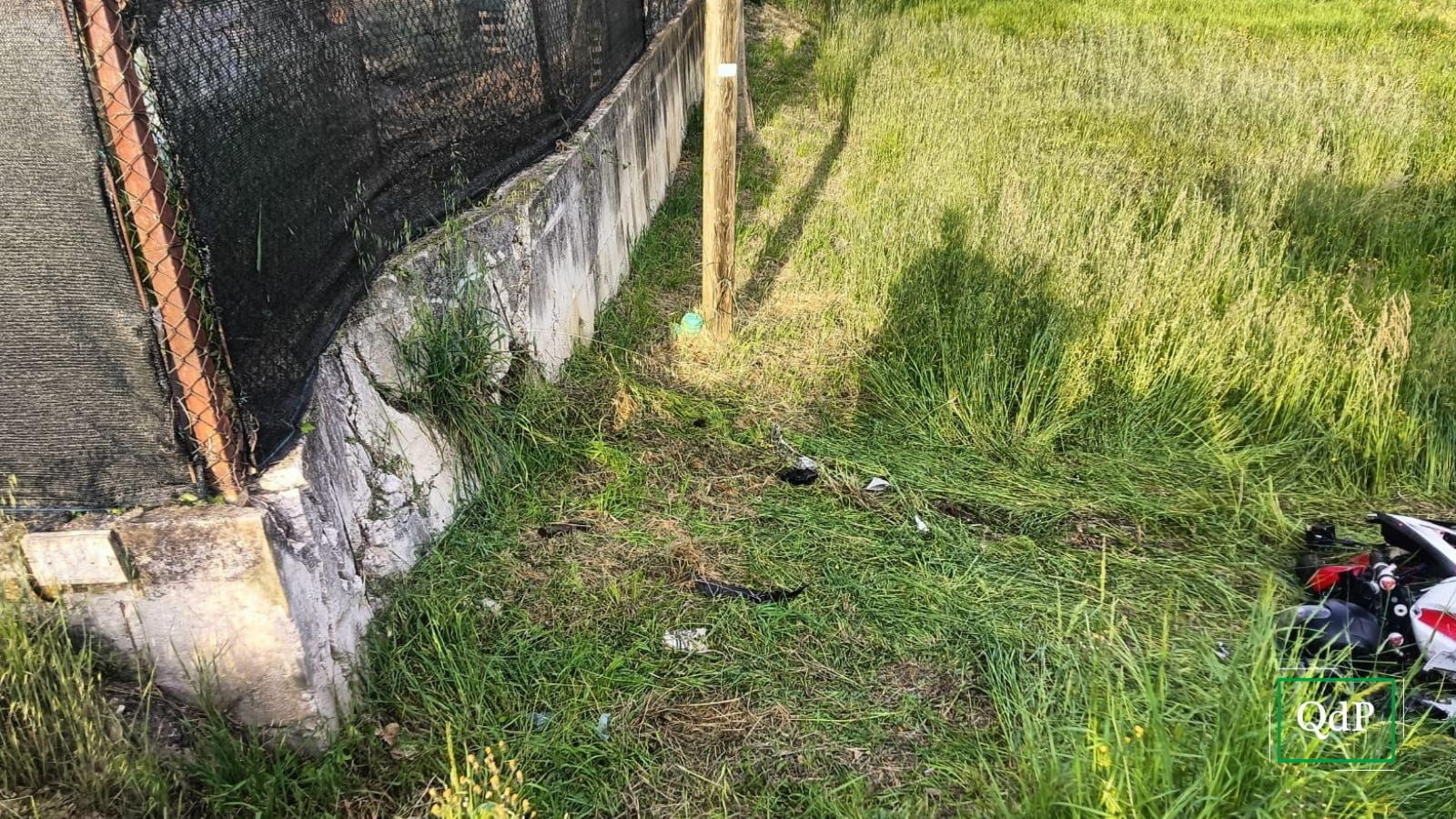 Perde il controllo della moto e finisce addosso a un muro di cinta