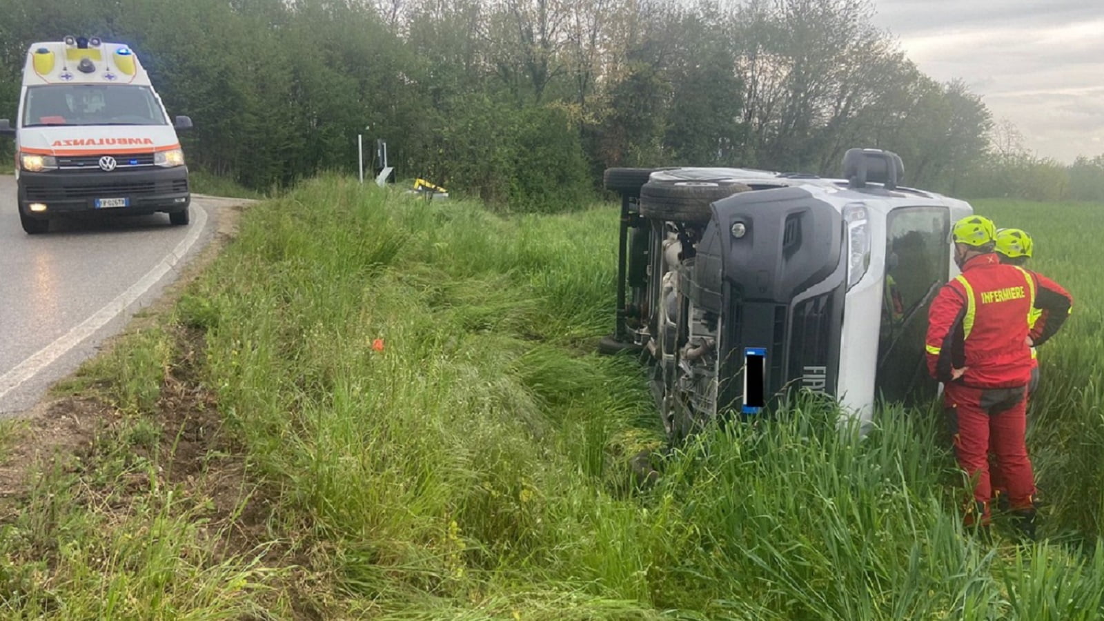 Sbanda e si rovescia col furgone, estratto e soccorso da Pedemontana Emergenza