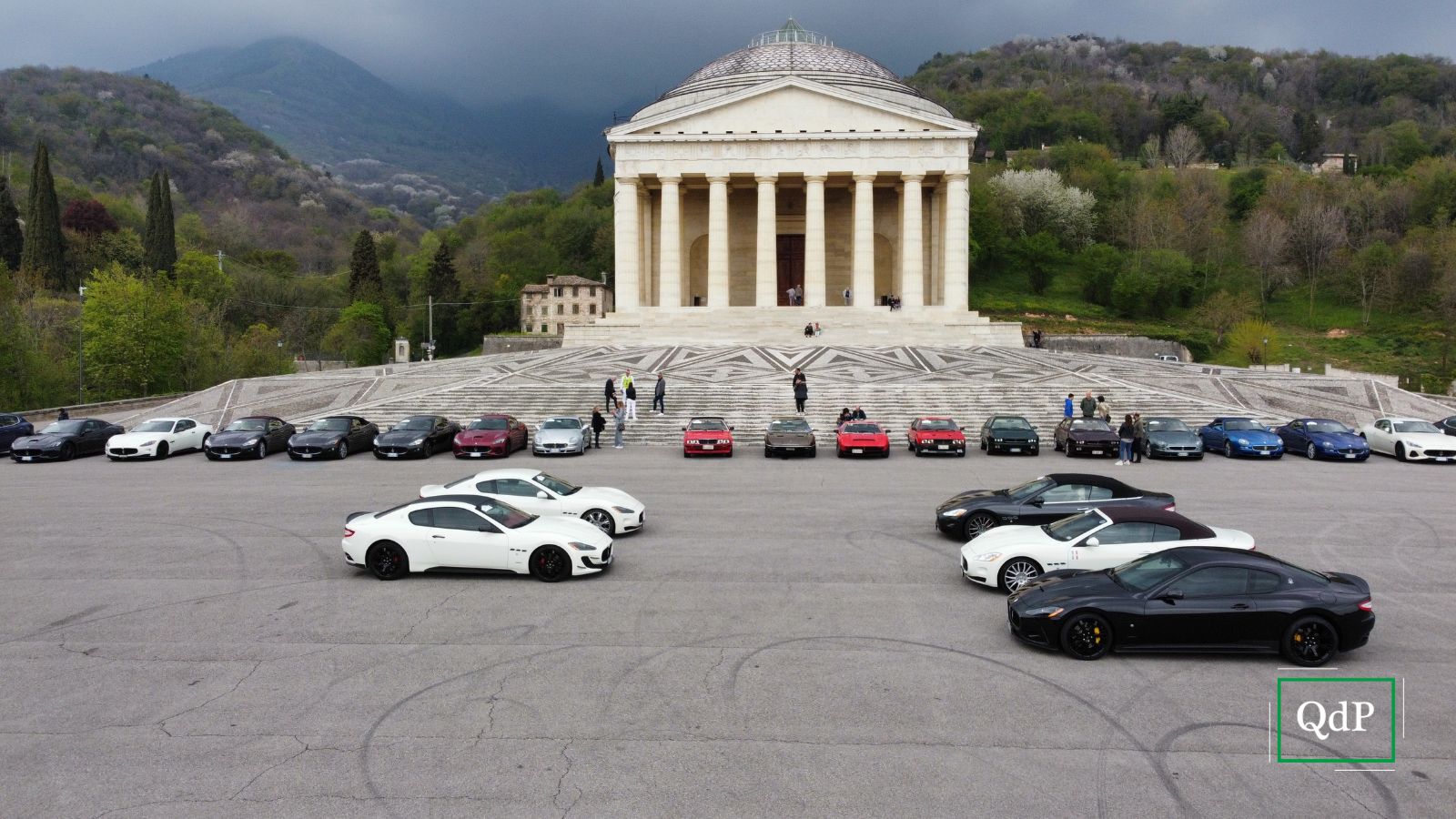 Il Maserati club Italia fa tappa al piazzale del Tempio