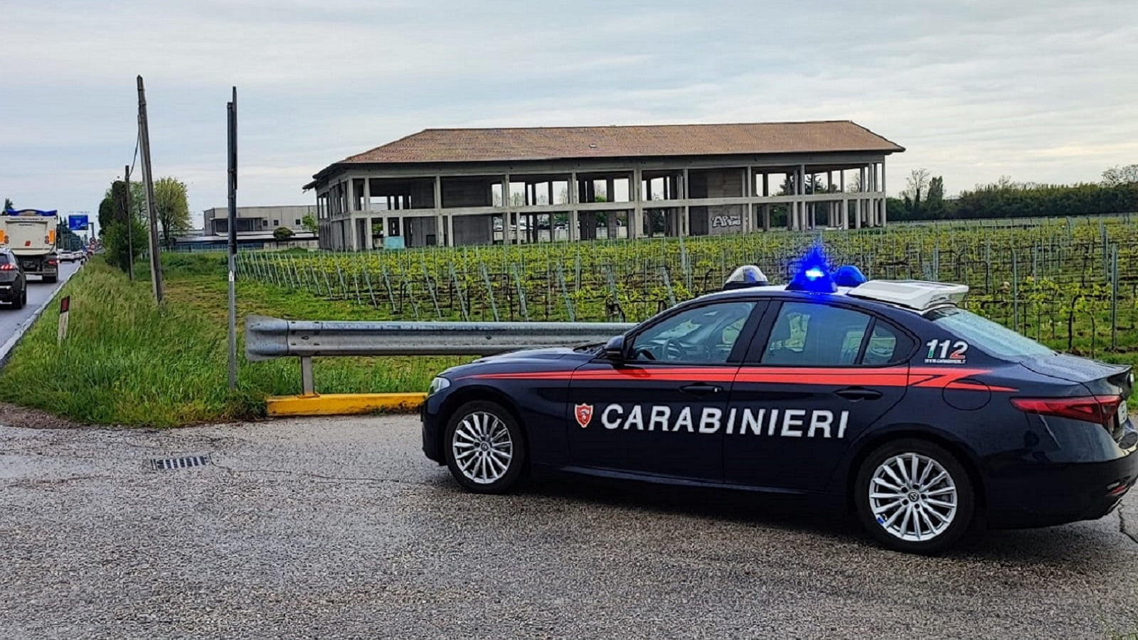 Anziano trovato in fin di vita in un prato lungo la Postioma: è caccia al pirata della strada