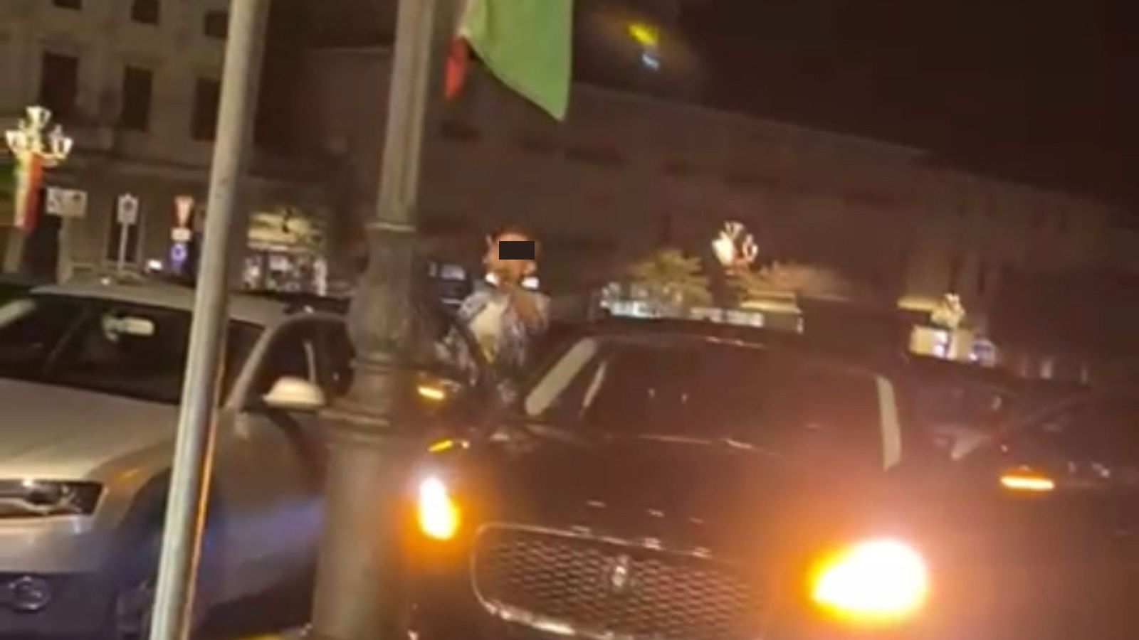 Far west in piazza: ragazzo rissoso stuzzica i clienti di un locale per ore e arriva alle mani