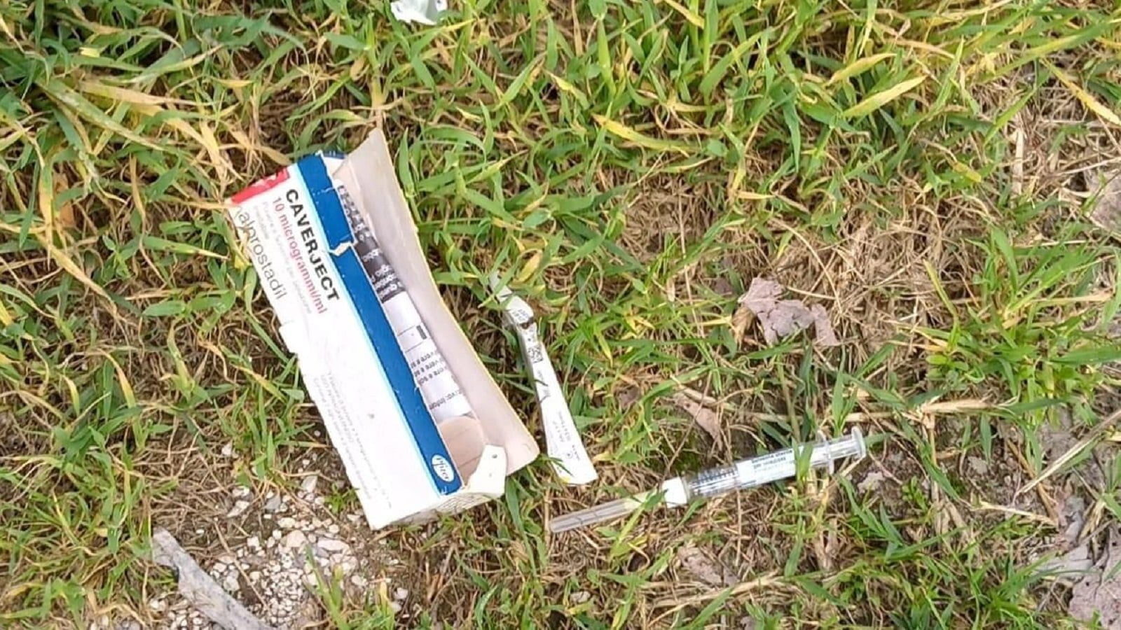 Siringa e confezione di un farmaco per l'erezione trovati all'ingresso del Piave