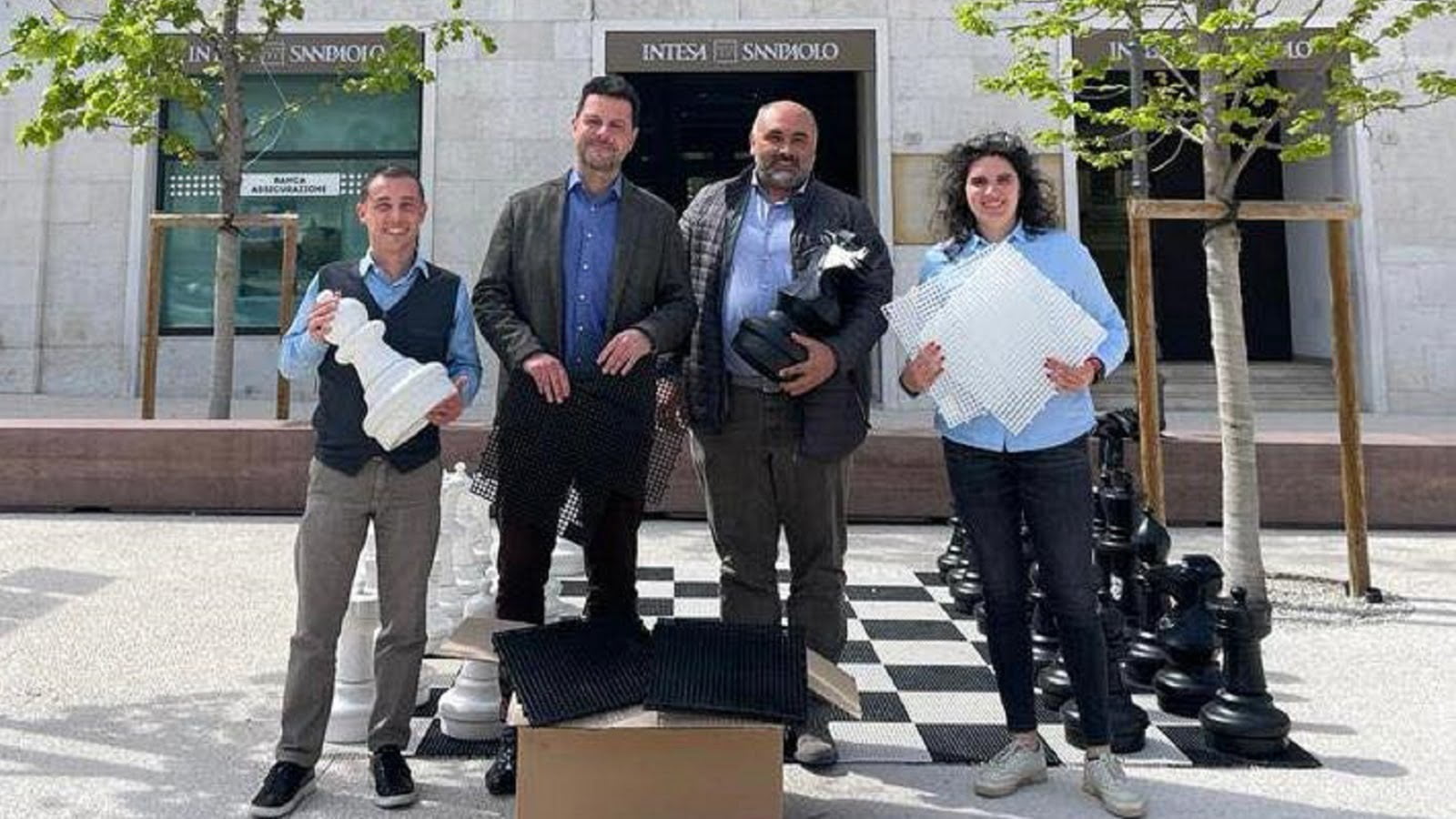 I volontari della Pro Loco donano una scacchiera per giocare in piazza Marconi