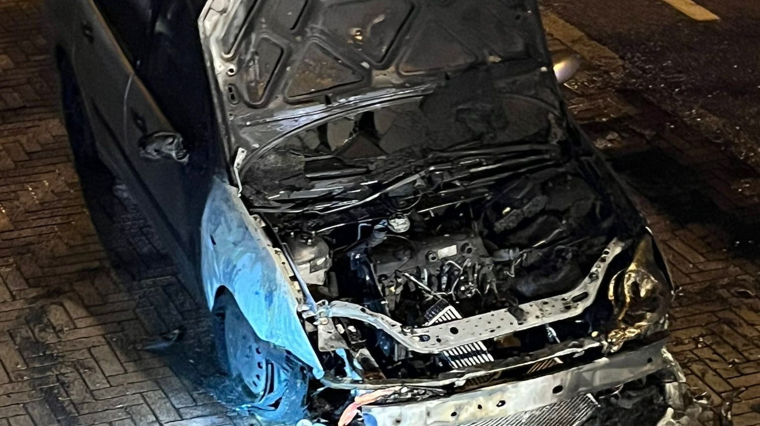 Auto a fuoco nella notte di fronte all'Emporio Pneumatici