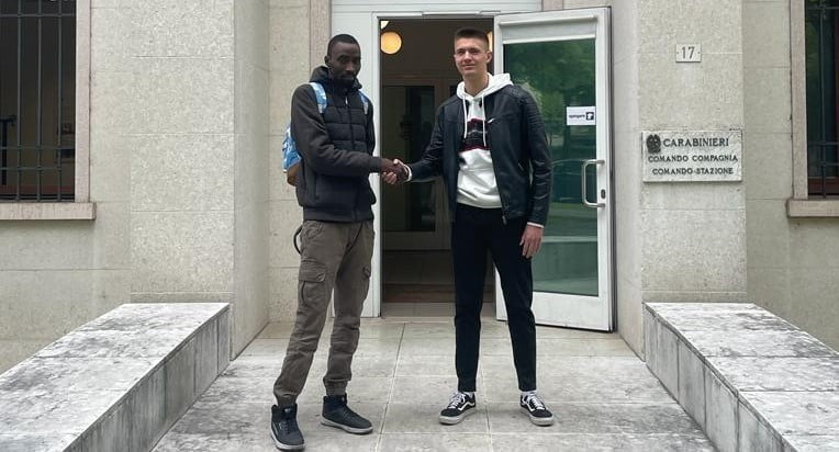 Trova a San Fior un portafogli smarrito con 150 euro in contanti, inforca la bici e lo consegna ai Carabinieri di Conegliano