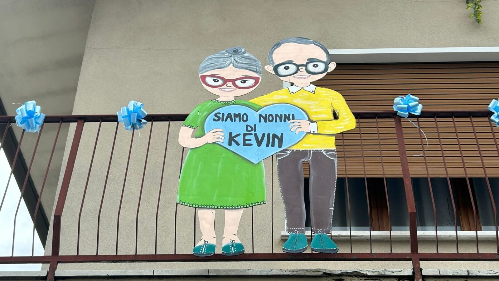“Siamo nonni di Kevin”, curiosità per la sagoma nel terrazzo di Col San Martino