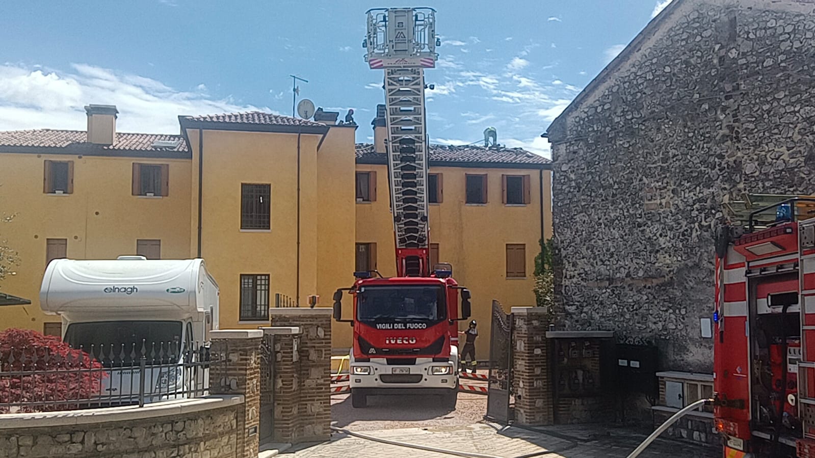Scoppia incendio in una palazzina a Crespano