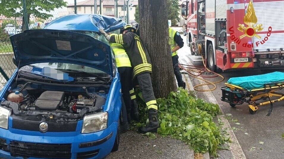 Si schianta con l'auto contro un albero: giovane automobilista in ospedale