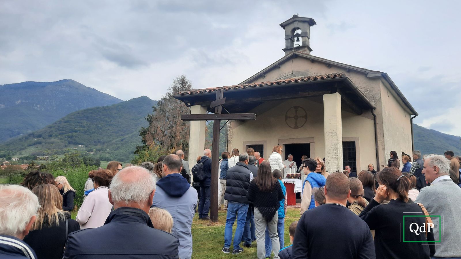 Folla di fedeli a Valmareno con il vescovo Pizziolo per i 600 anni dell'altare della Chiesetta dei Santi Giacomo e Filippo