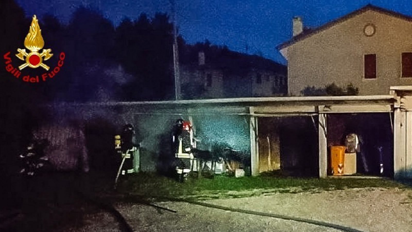 Incendio in via Sicilia: quattro garage in fiamme e un'auto carbonizzata