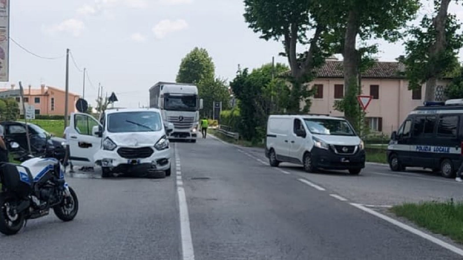 Scontro tra un'auto e un furgone in via Feltrina Sud