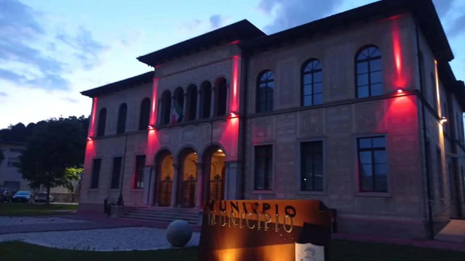 Il municipio di Vidor illuminato di rosso
