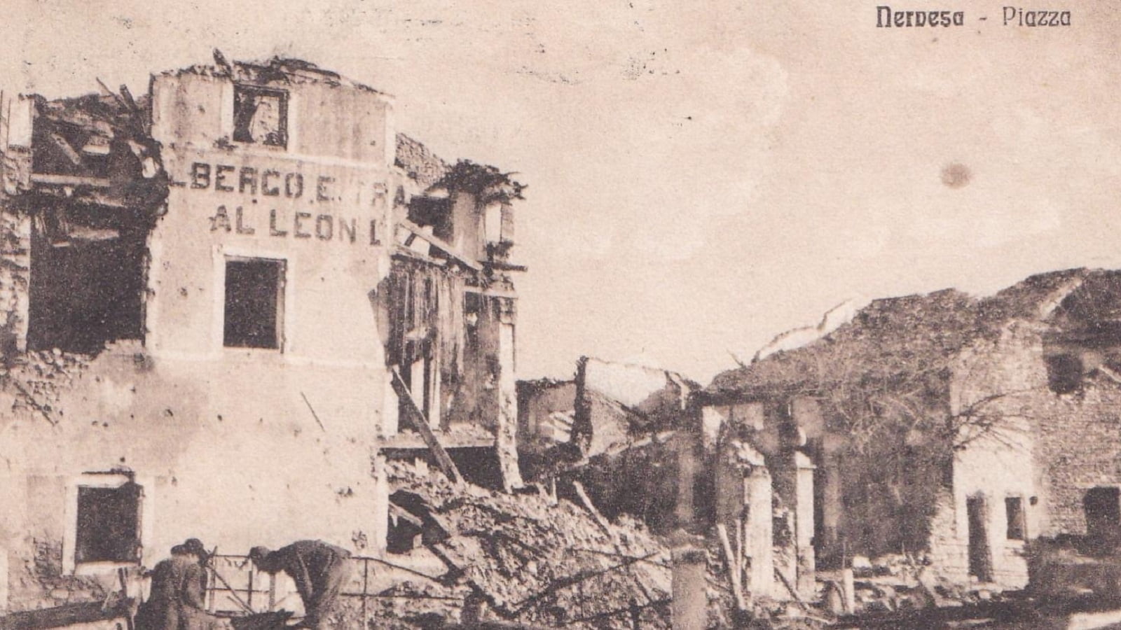 La piazza di Nervesa devastata della guerra nella cartolina di Augusto Gallonetto