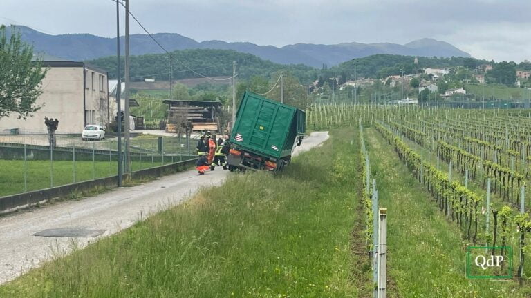 Mezzo pesante finisce fuori strada in via Boschi, sul posto i Vigili del fuoco