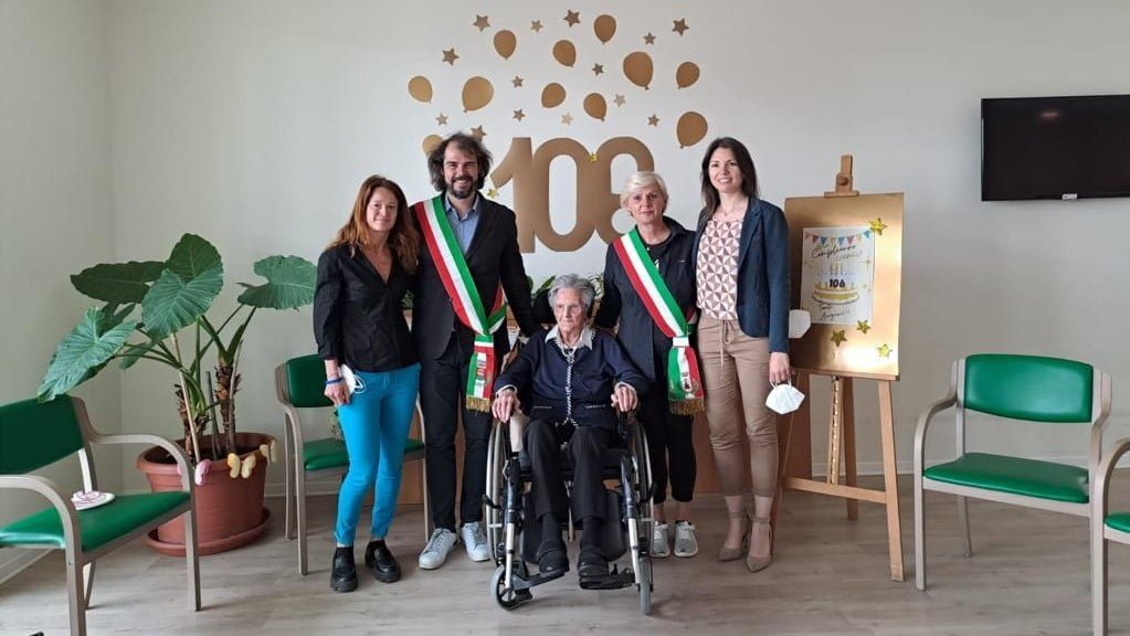 Compleanno record al Bon Bozzolla: nonna Carmela di Campea soffia su 106 candeline