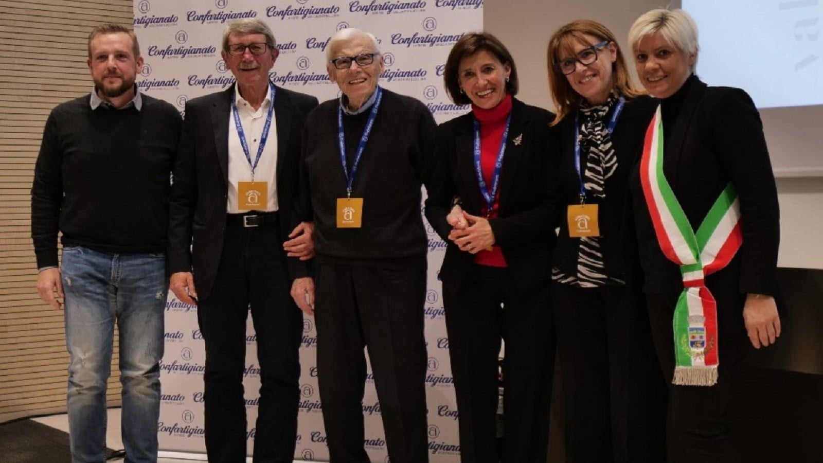 La piazza di Crespano piange il fotografo Ivo Comaron (il terzo da sinistra)