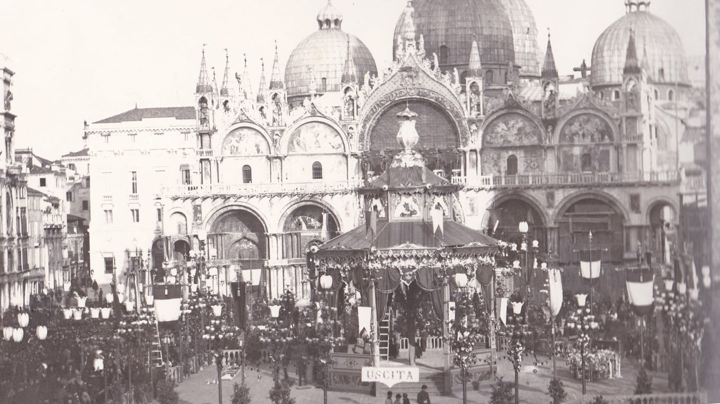 La grande manifestazione del 1884 in piazza San Marco nella cartolina di Augusto Gallonetto