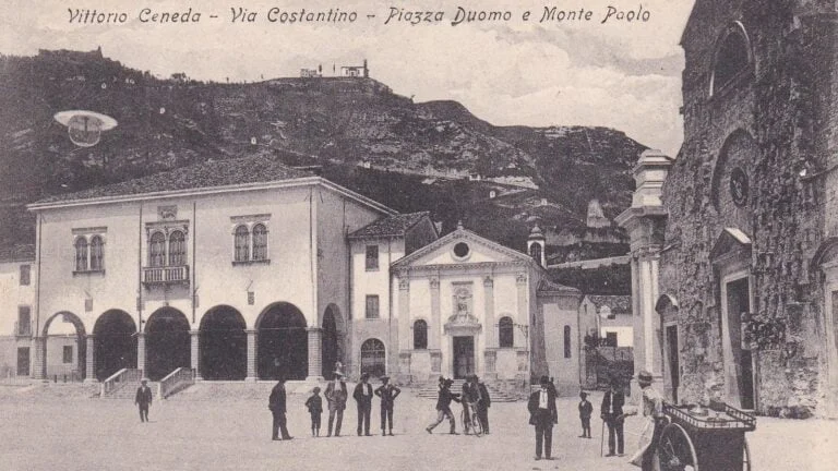 La piazza di Ceneda agli inizi del '900 nella cartolina di Augusto Gallonetto