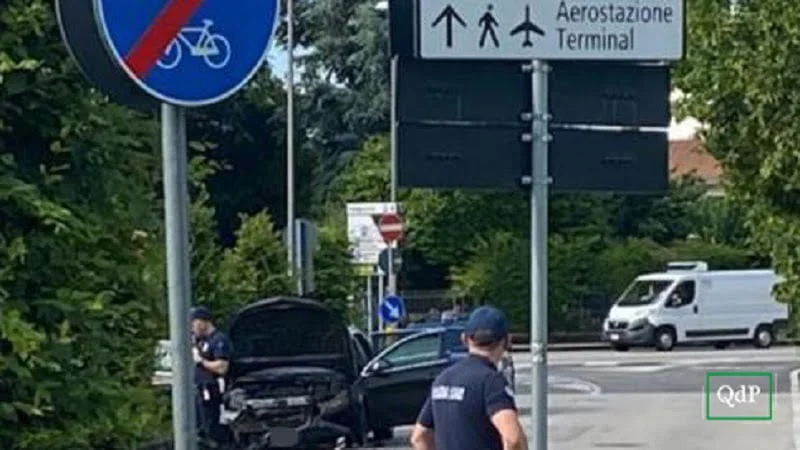 Auto a fuoco vicino al "Park F" dell'aeroporto Canova