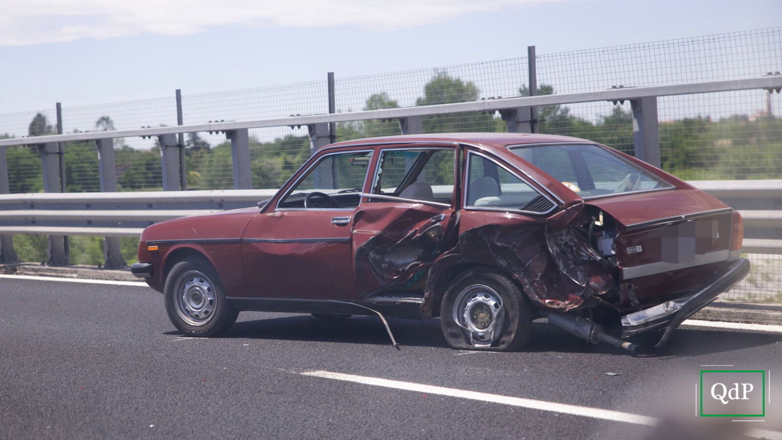 Scende dall’auto in panne e viene travolto da un camion