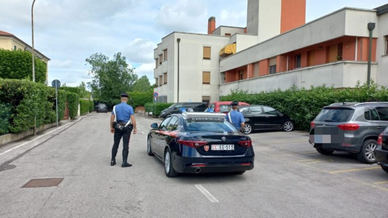 Tenta di rapinare una donna con la pistola giocattolo ma il colpo fallisce: arrestato e portato in carcere