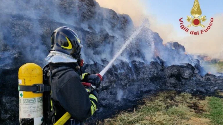 I Vigili del Fuoco al lavoro durante lo spegnimento dell'incendio